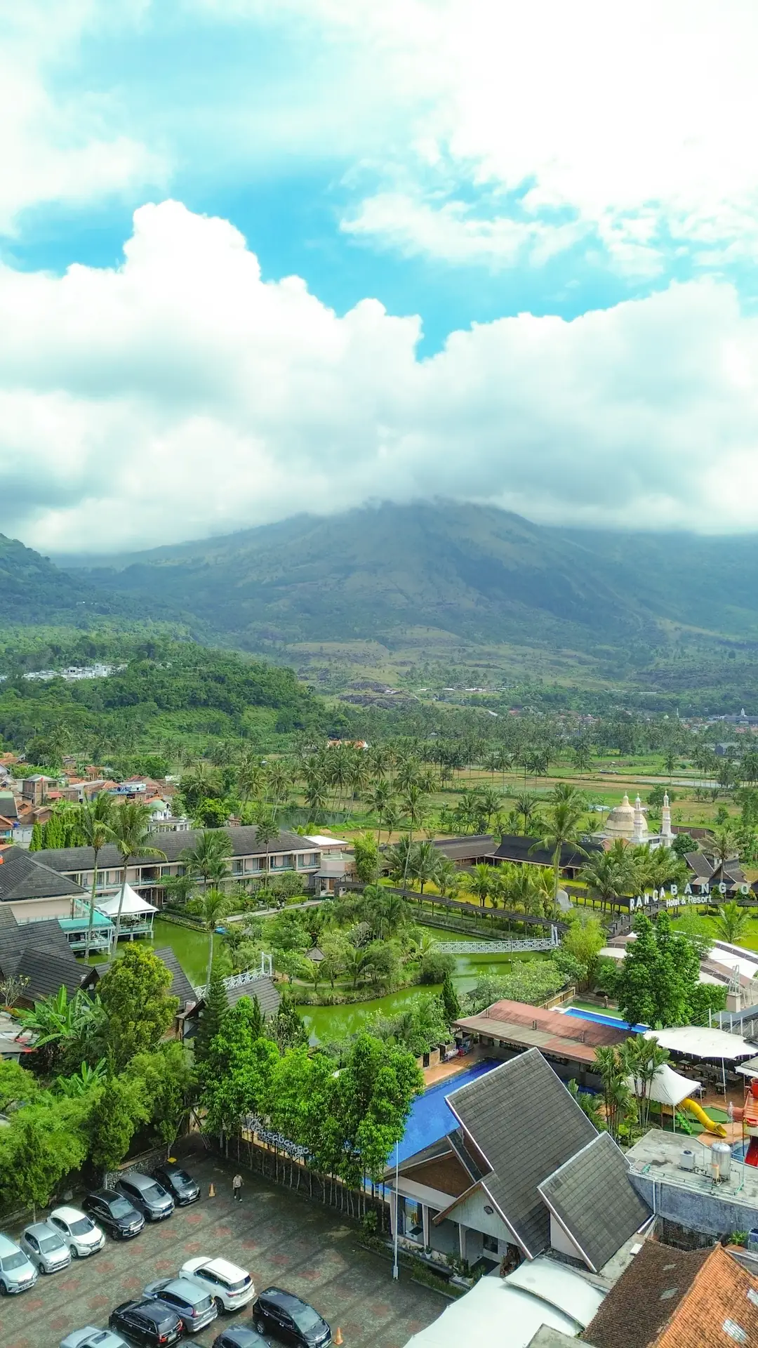 Rancabango Hotel & Resort di kaki Gunung Guntur, Garut — sawah, kolam, dan cottage kayu dari udara