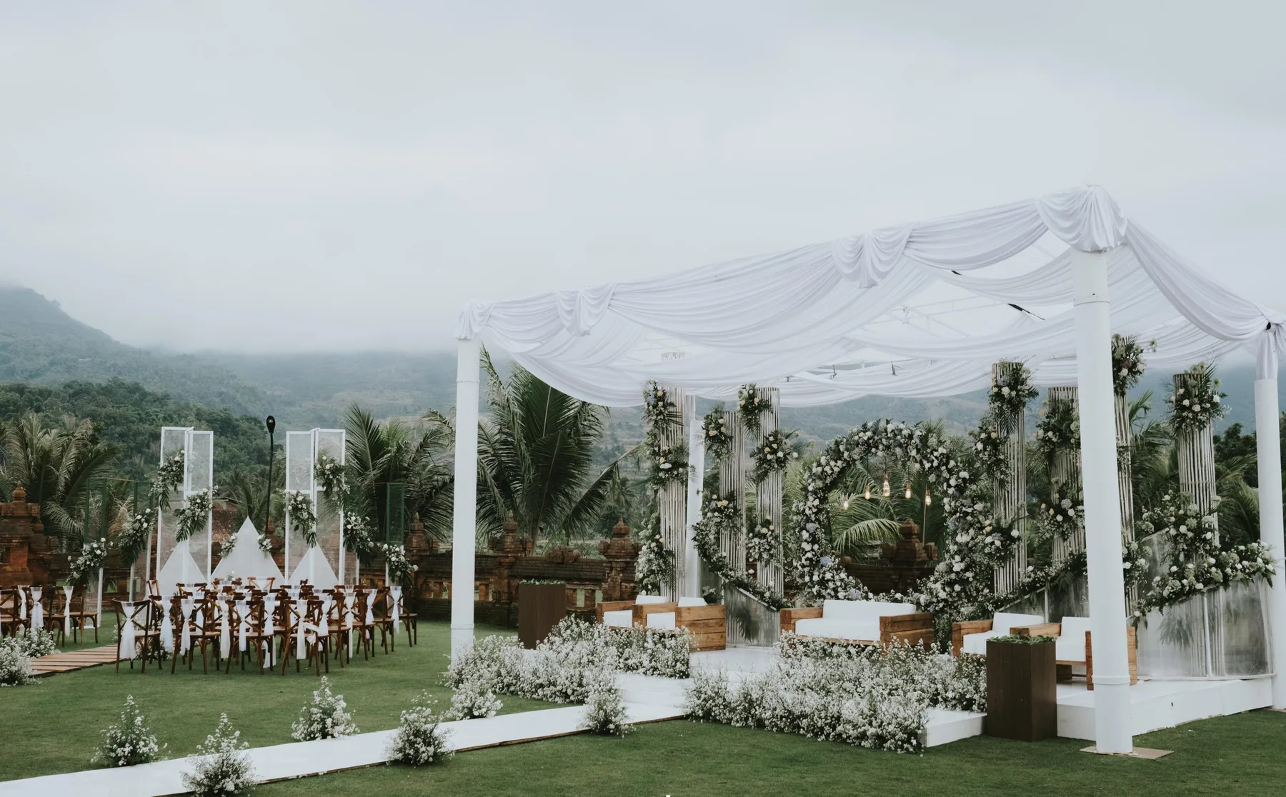 Dekorasi dan suasana pernikahan di Rancabango Hotel & Resort