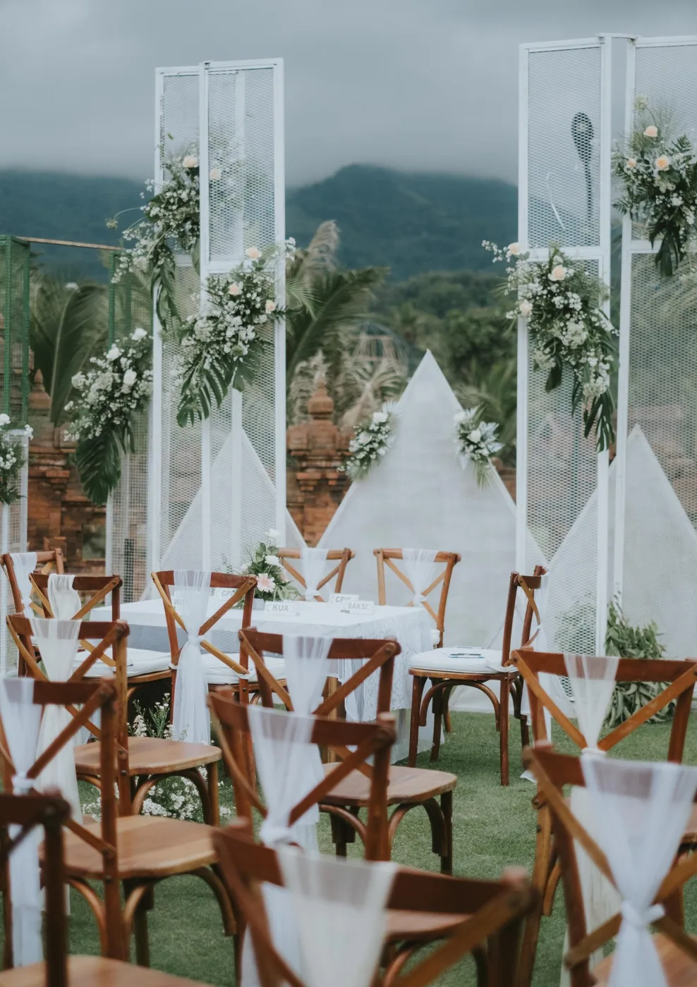 Pelaminan pernikahan Rancabango: floral arch putih dengan latar Gunung Guntur